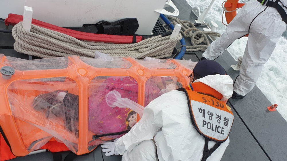 ▲ 해경이 코로나19 의심환자 어린이를 육지로 이송하고 있다