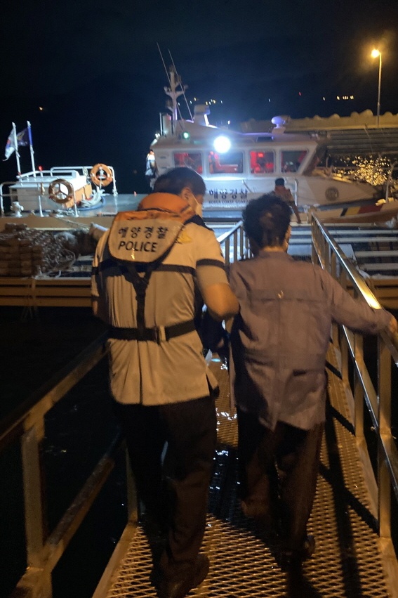 ▲ 해양경찰 연안구조정이 안도 주민을 육지로 이송하고 있다