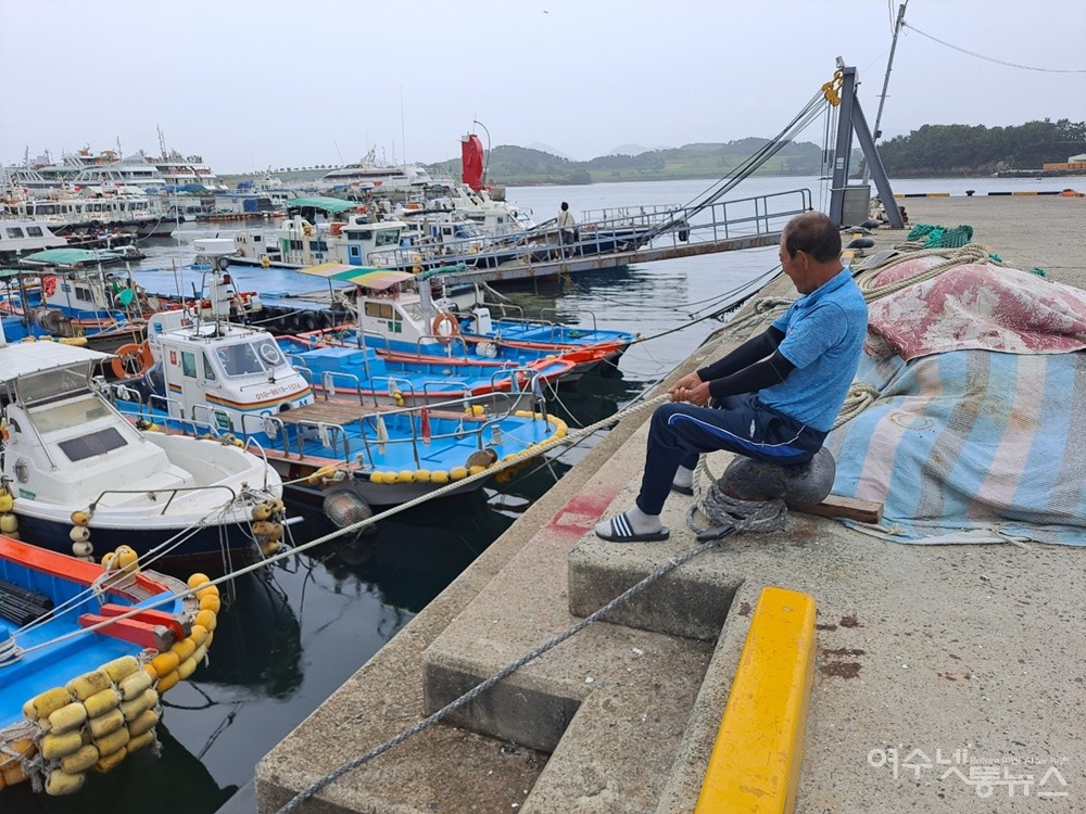 ▲ 고정복씨가 여수 잠수기수협 항구에 정박 중인 어선을 점검하고 있다.ⓒ조찬현