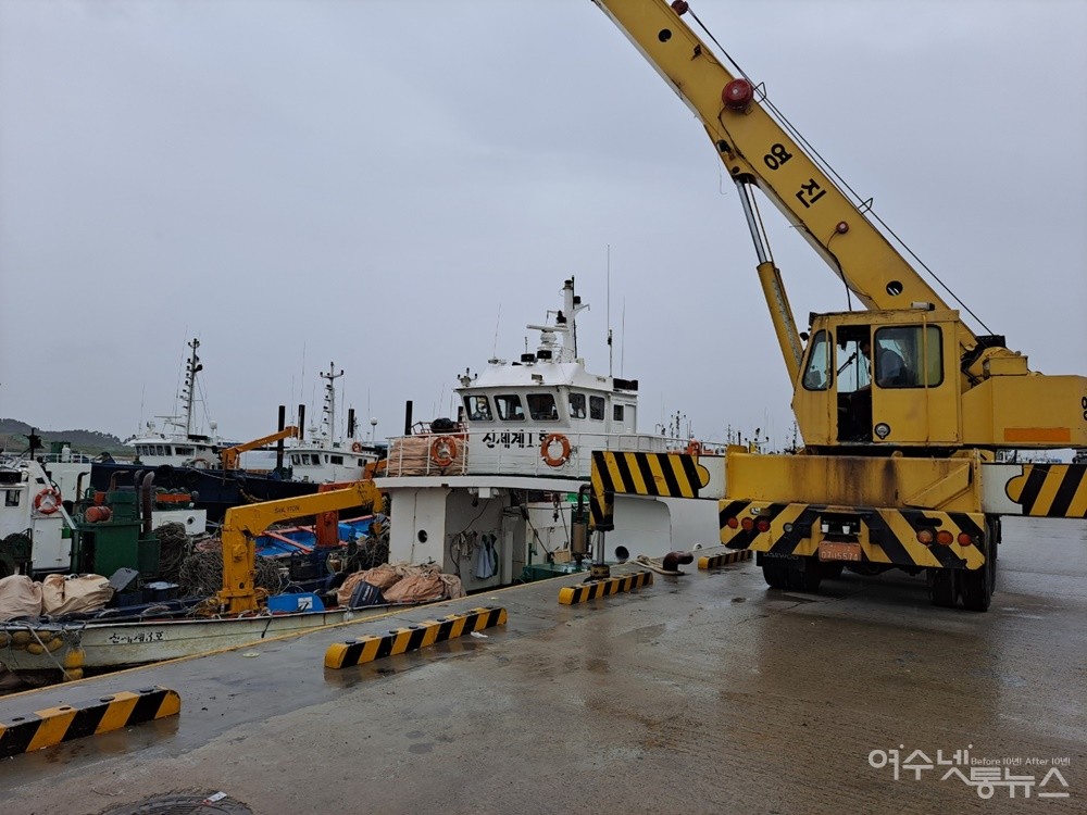 ▲ 태풍에 대비해 바다 쓰레기를 가득 실은 청소선(72톤)은 기중기를 동원 폐기물을 하역 중이다. ⓒ조찬현