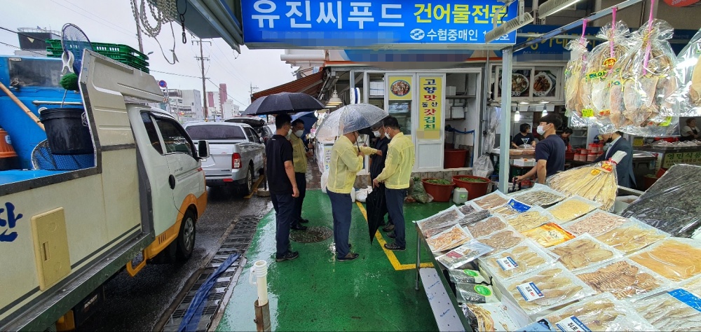 ▲박현식 부시장이 중앙동 어시장, 연등천변 수산시장 등 점검하고 있다.