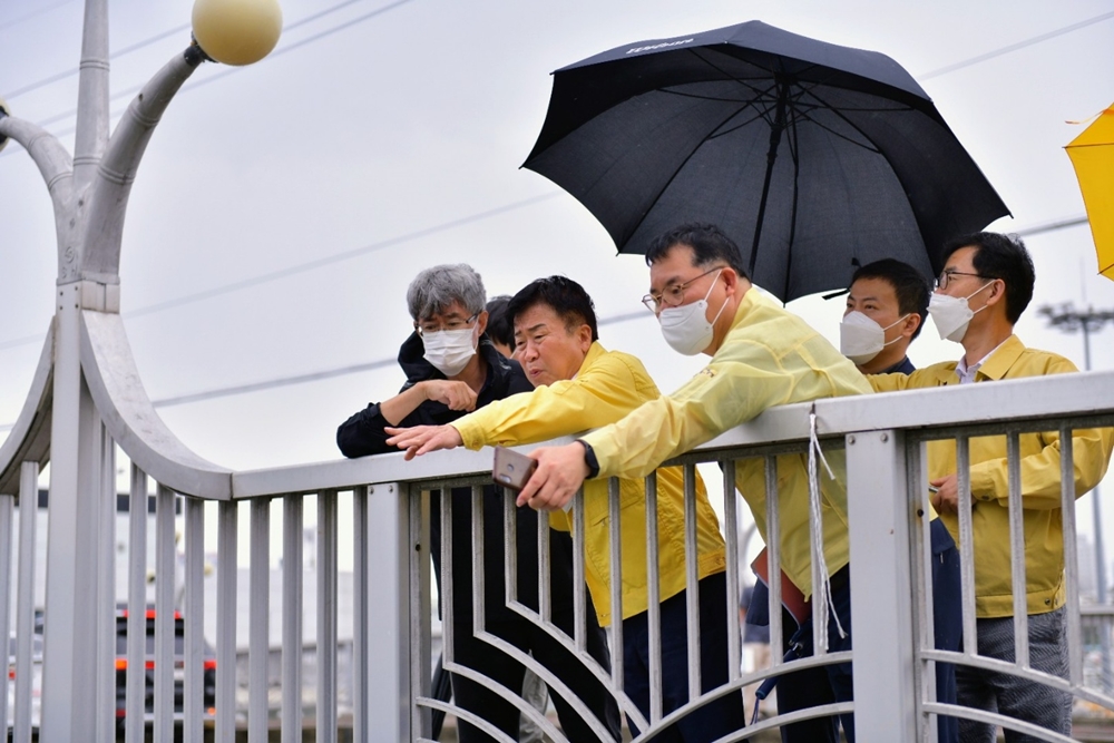 ▲정기명 여수시장이 5일 오후 상습침수지역인 도원사거리 주변과 연등배수펌프장, 연등천변 일대에서 현장점검을 실시했다.