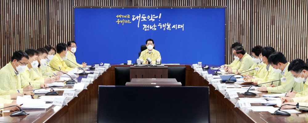 ▲ 김영록 전라남도지사가 6일 오전 도청 재난종합상황실에서 제11호 태풍 ‘힌남노’ 북상에 따른 실국별 피해상황 보고회의를 주재하고 있다