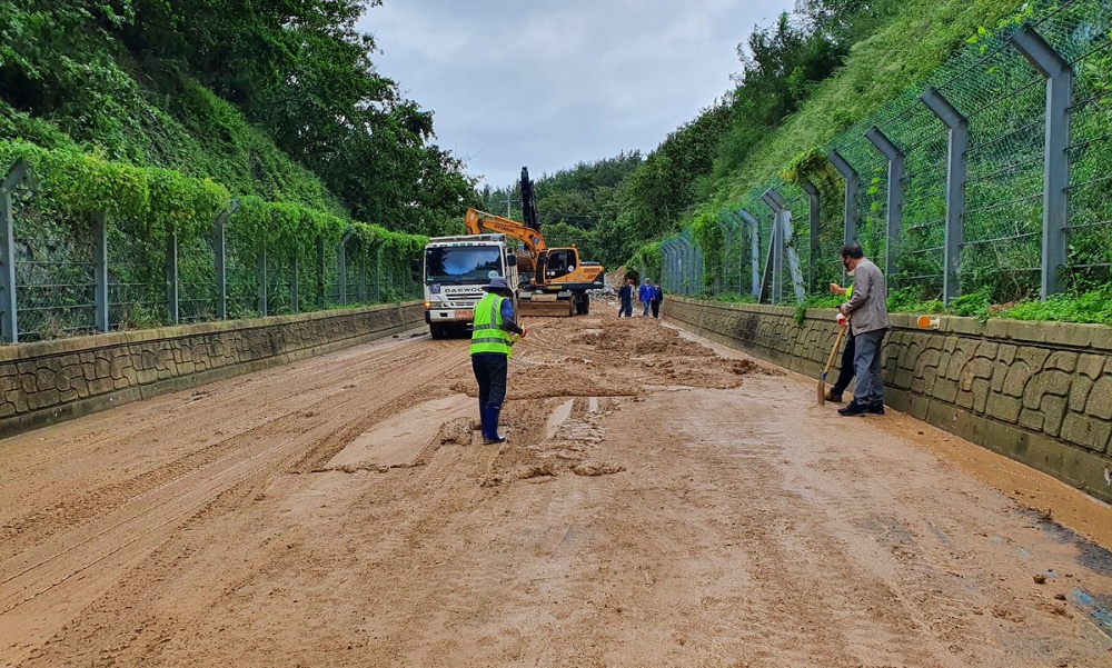 ▲화양면 이목 도로침수 및 토사유실 구간 복구