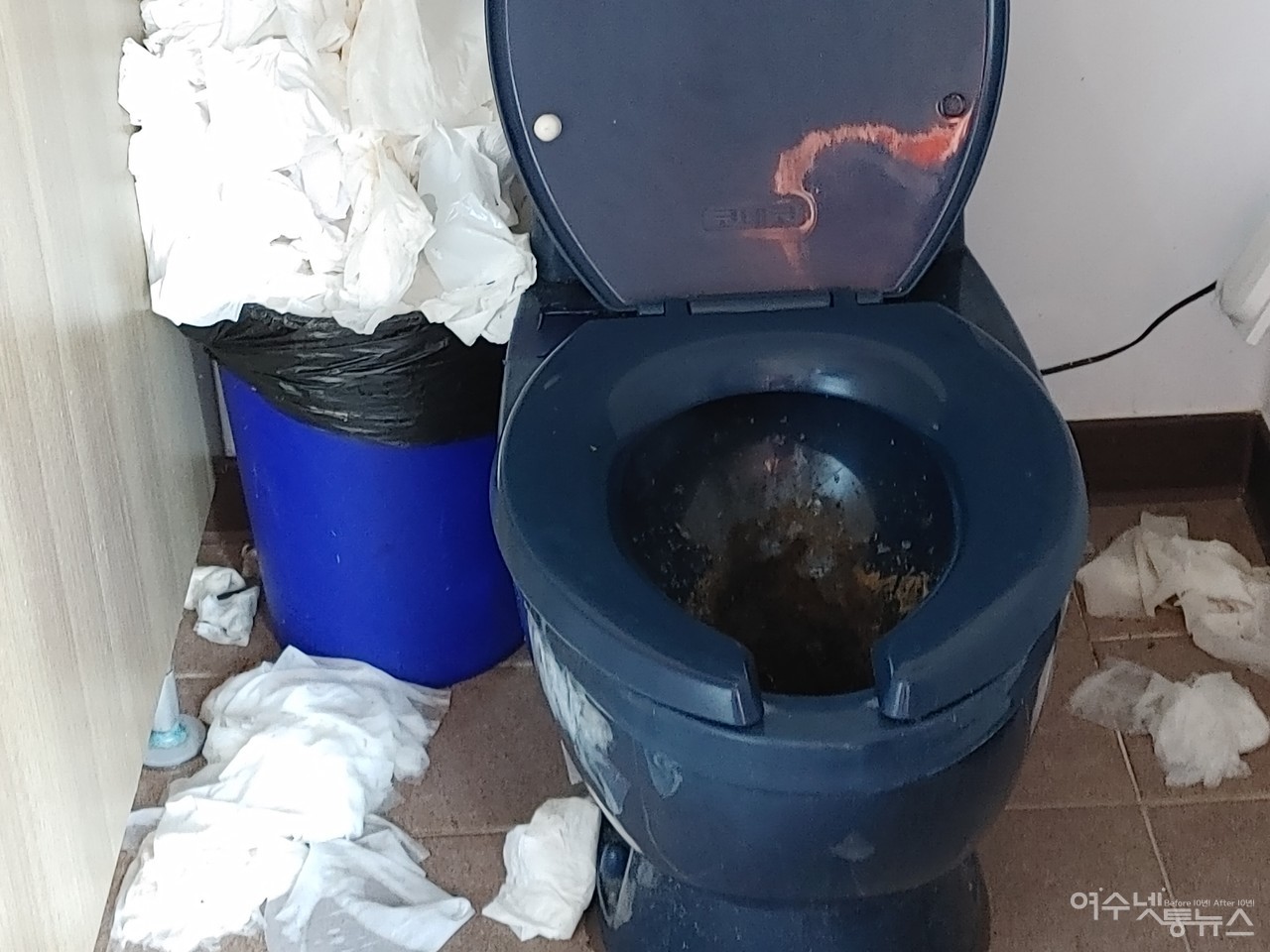 ▲ 엉망진창 신북항 화장실 ⓒ심명남