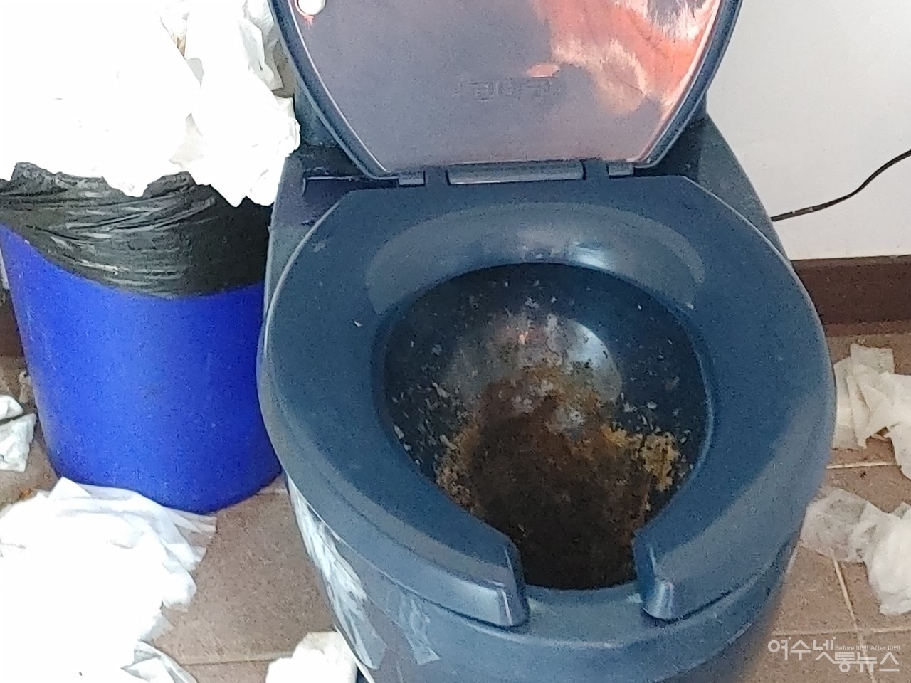 ▲ 엉망진창 신북항 화장실 ⓒ심명남