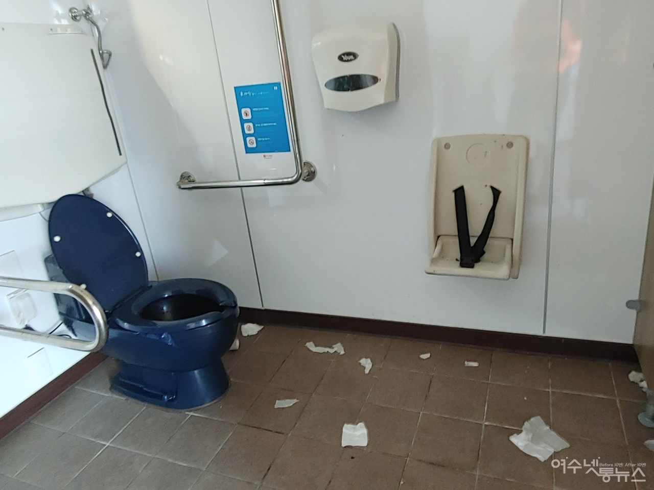 ▲ 엉망진창 신북항 화장실 ⓒ심명남