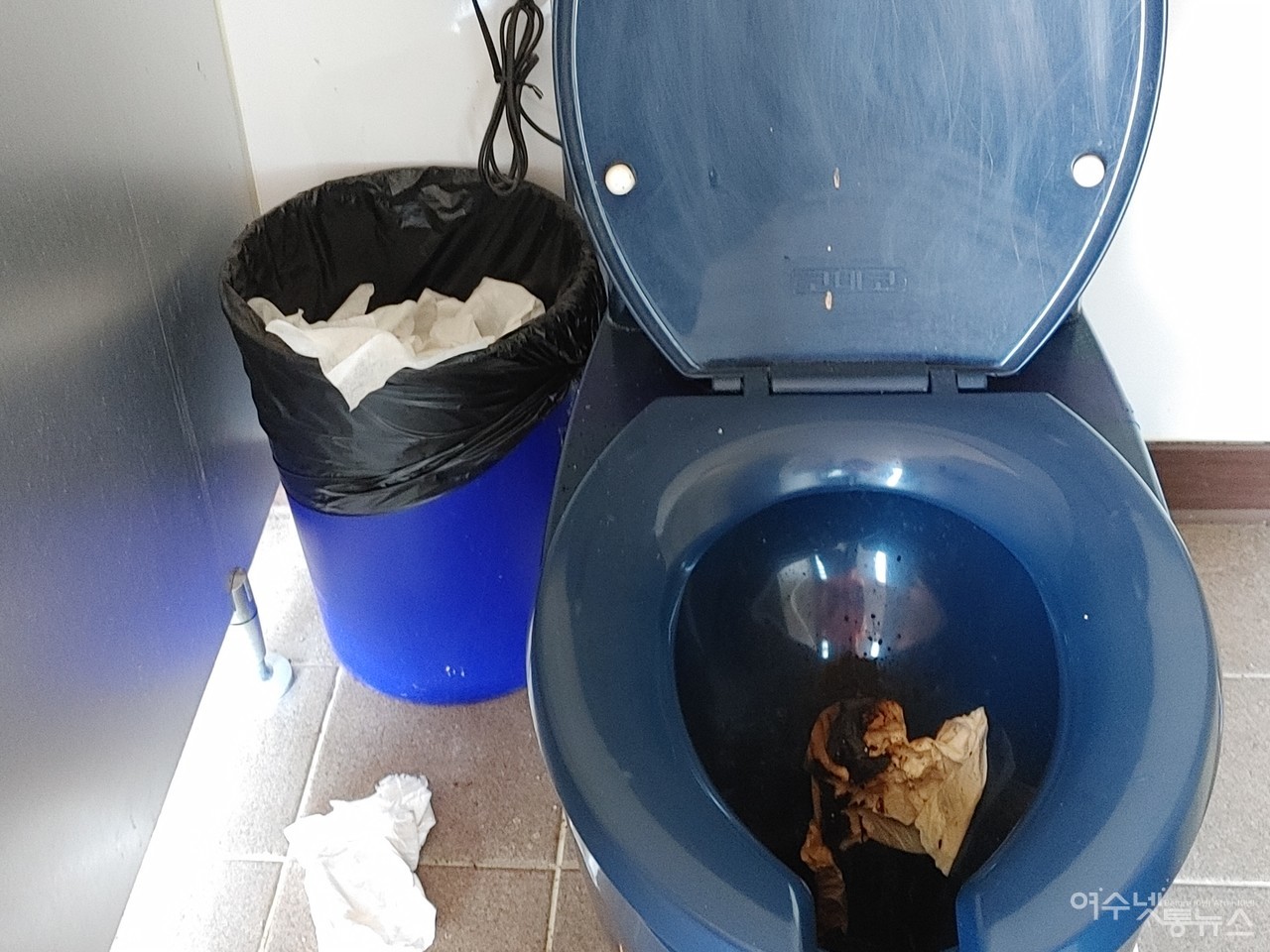 ▲ 엉망진창 신북항 화장실 ⓒ심명남