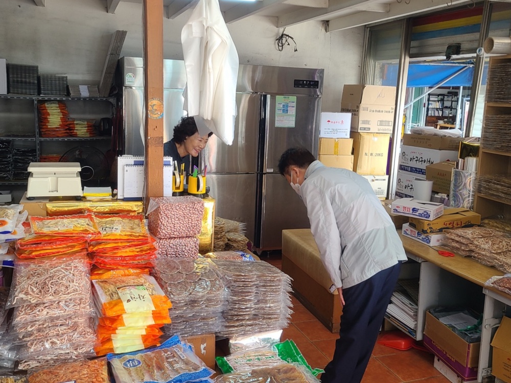 ▲ 7일 오전 전통시장을 방문한 정기명 여수시장