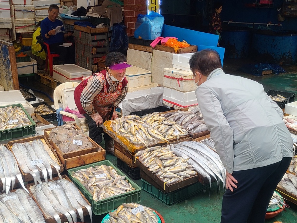 ▲ 7일 오전 전통시장을 방문한 정기명 여수시장