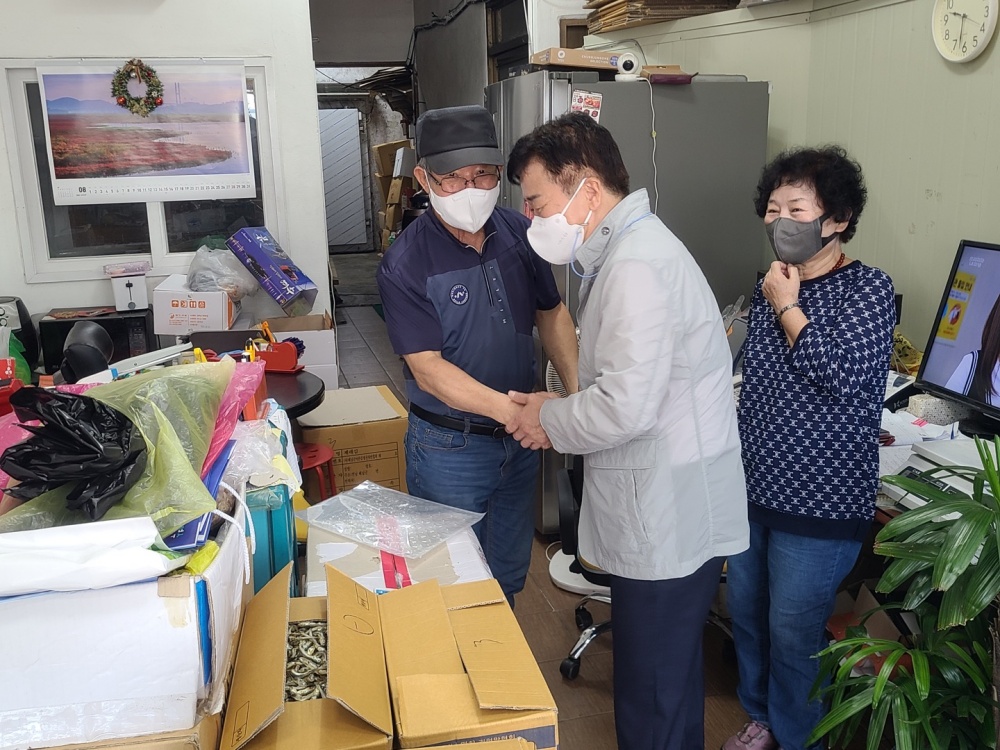 ▲ 7일 오전 전통시장을 방문한 정기명 여수시장