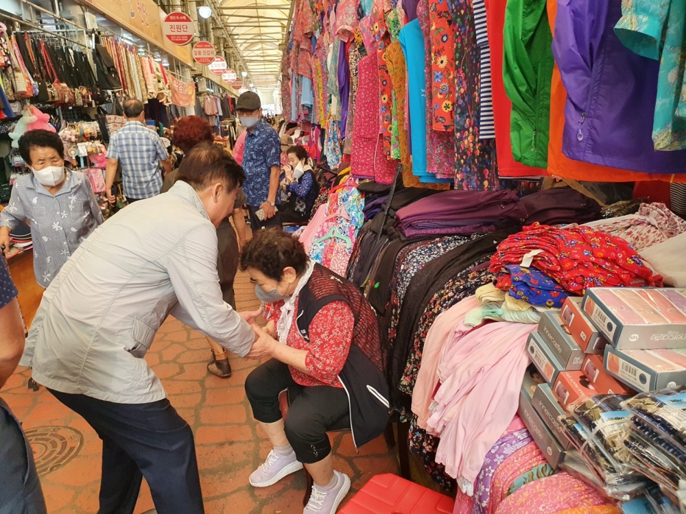 ▲ 7일 오전 전통시장을 방문한 정기명 여수시장