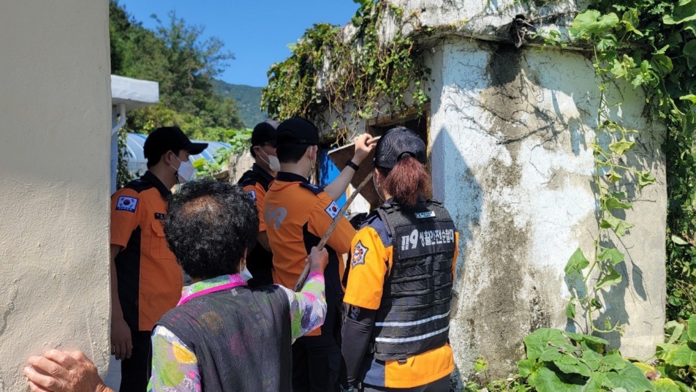 ▲ 독거노인 방문한 여수소방서 관계자