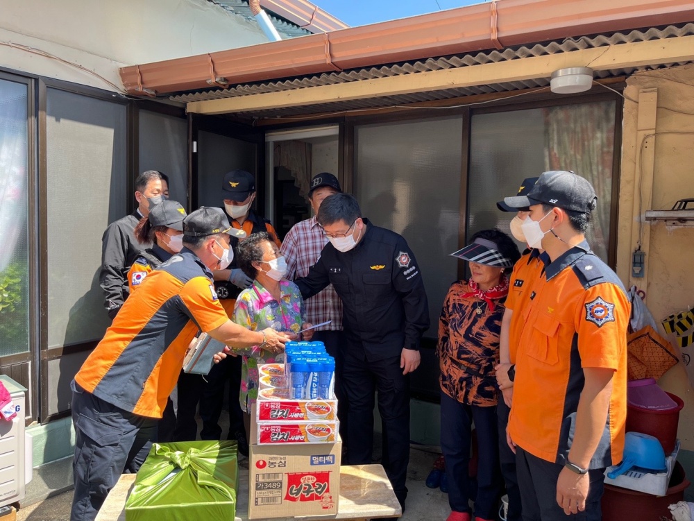 ▲독거노인 방문한 여수소방서 관계자