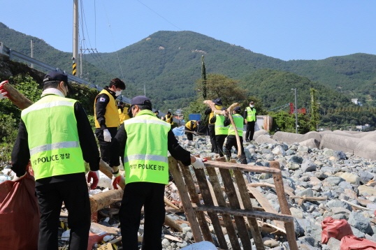 ▲ 수해지역 찾은 경찰관