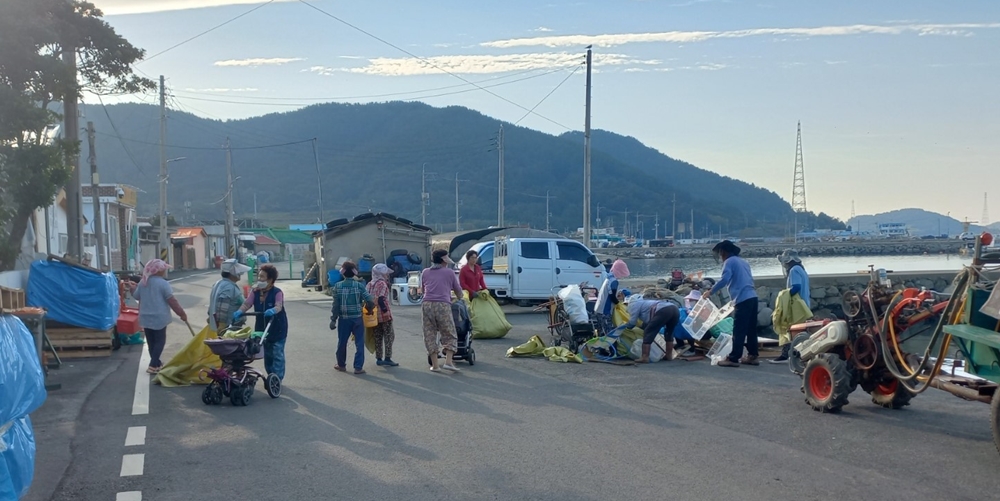 ▲돌산읍 이장단협의회 태풍피해복구 현장