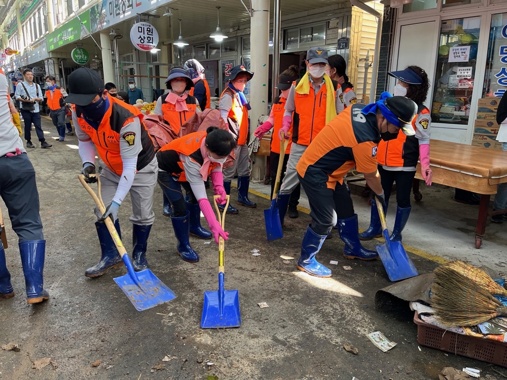 ▲ 여수소방서 대원과 의용소방대원이 포항에서 수해복구활동을 펼치고 있다.
