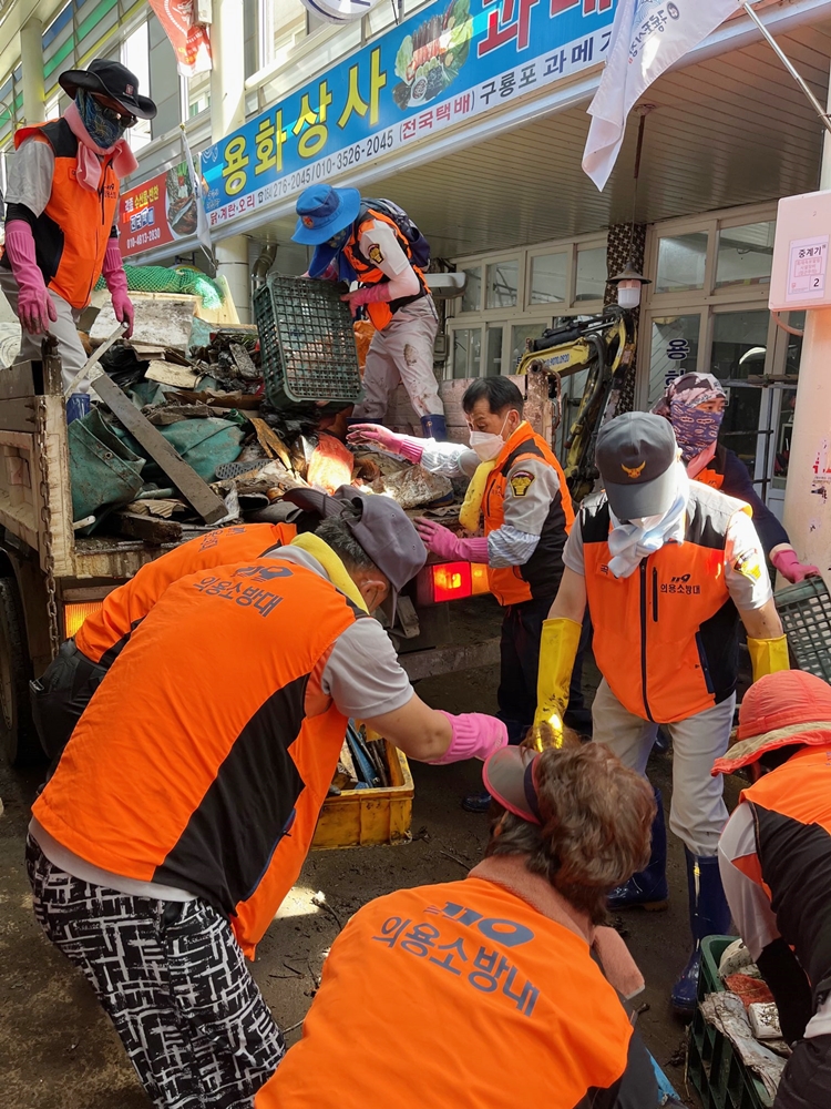 ▲ 여수소방서 대원과 의용소방대원이 포항에서 수해복구활동을 펼치고 있다.