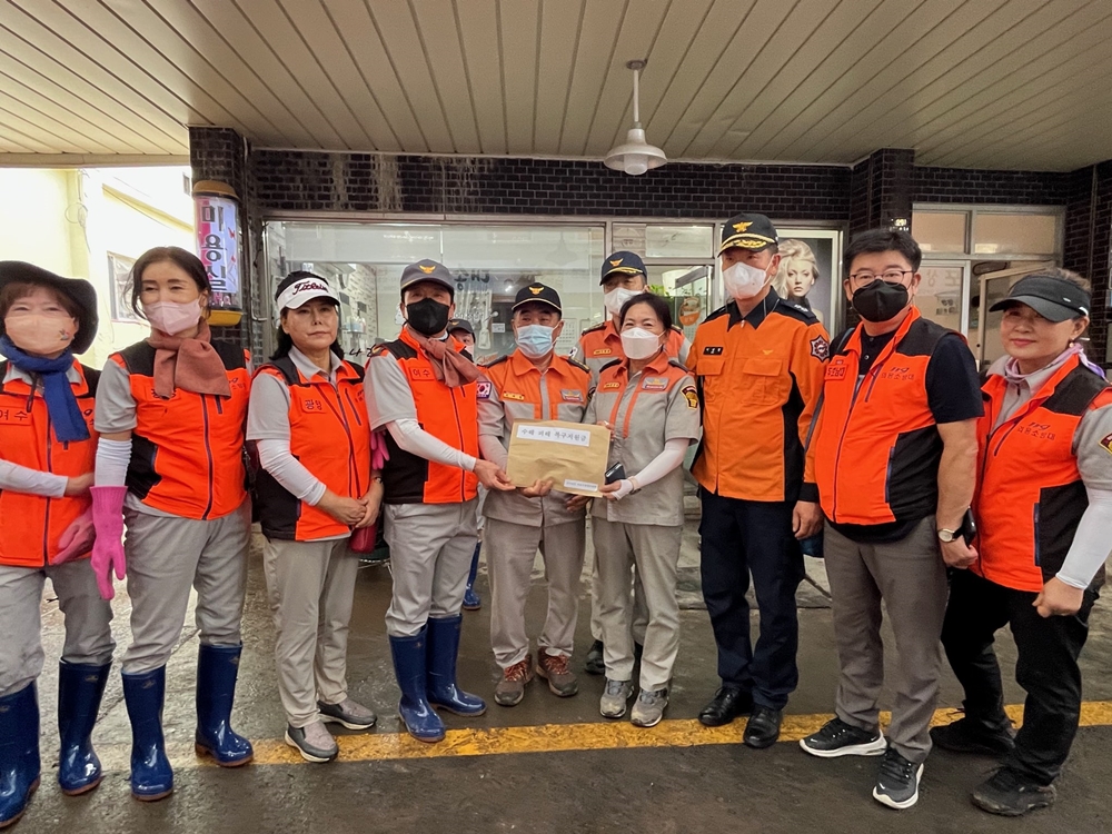 ▲  여수소방서 대원과 의용소방대원이 포항에서 수해복구활동을 펼치고 있다.