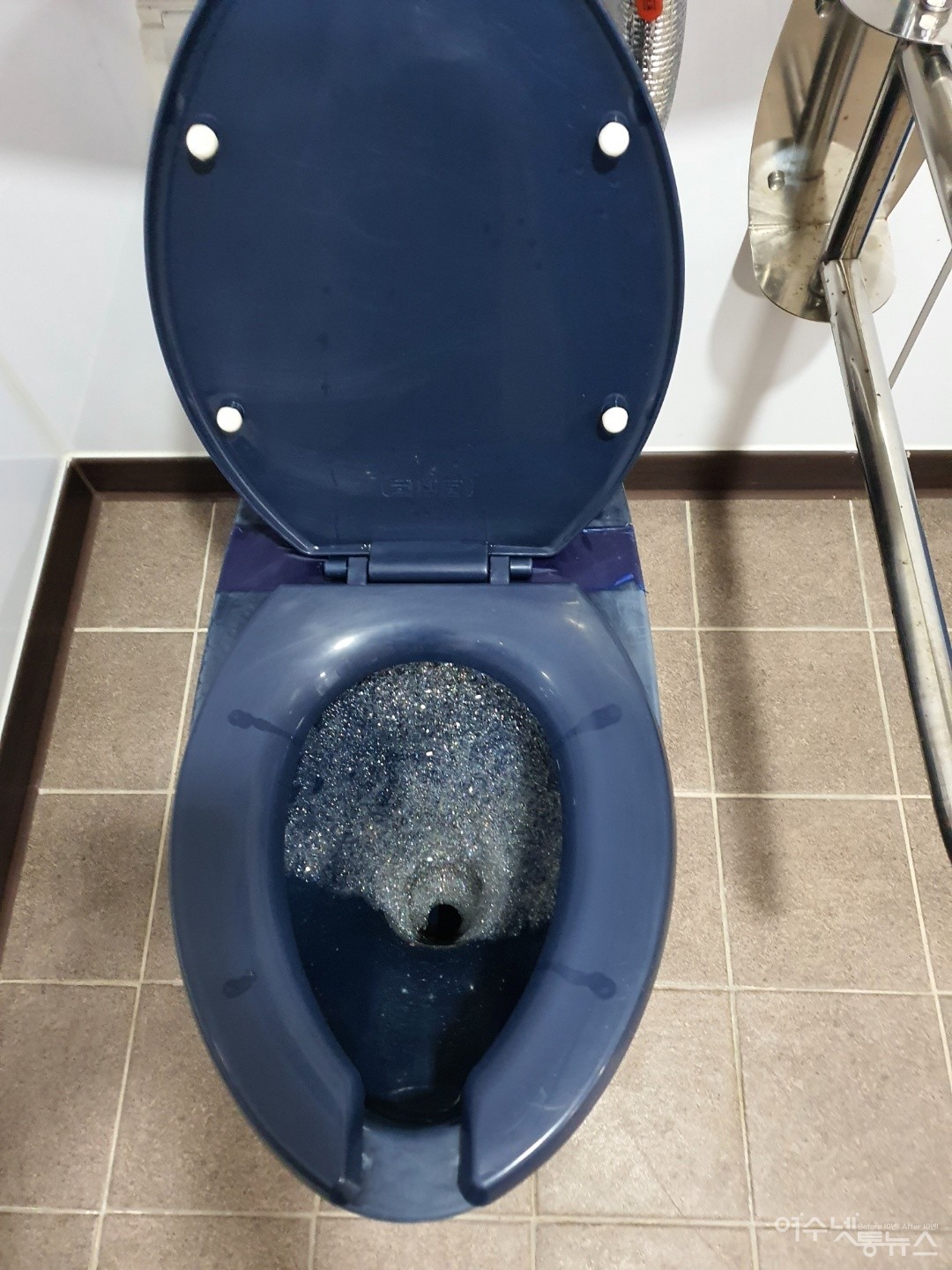 ▲ 엉망진창 화장실이 원래모습으로 완전 깨끗해졌다