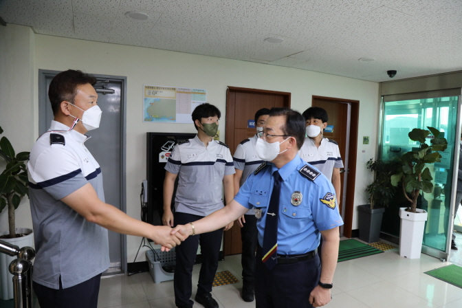 ▲ 박제수 서장이 녹동파출소를 방문해 직원들을 격려하고 있다.