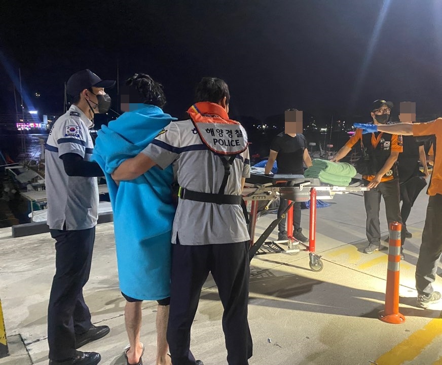▲ 해경에 구조된 익수자