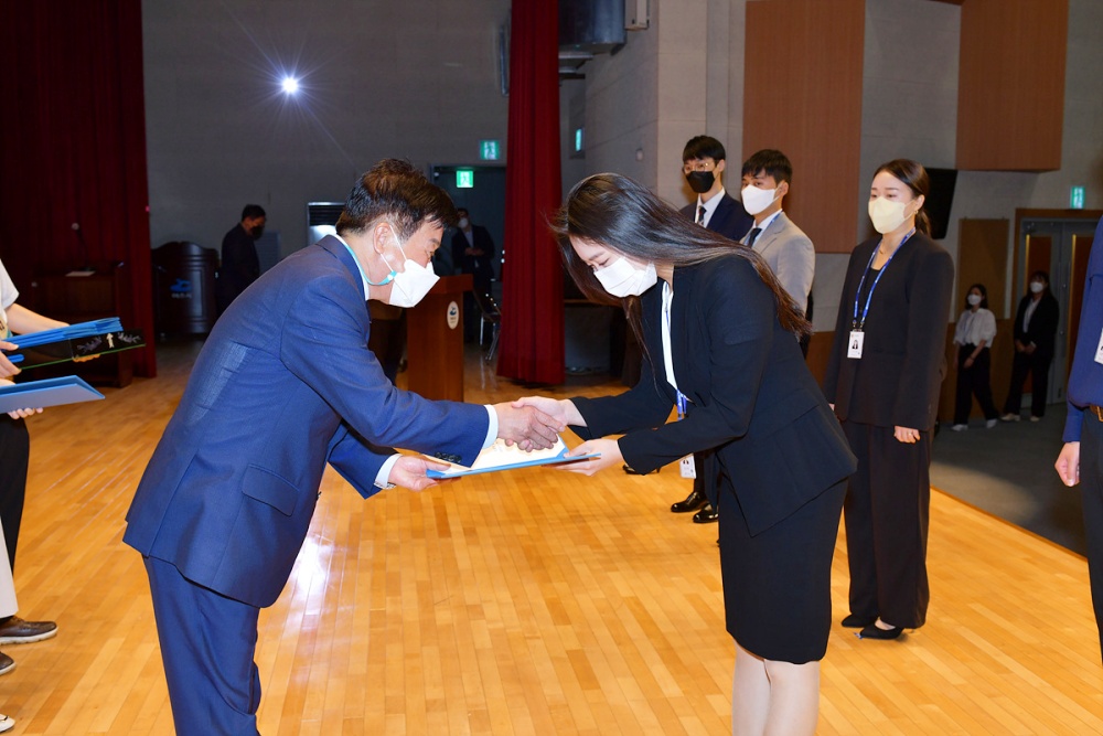 ▲ 여수시가 신규 임용후보자 162명에게 실무수습 임용장을 수여했다