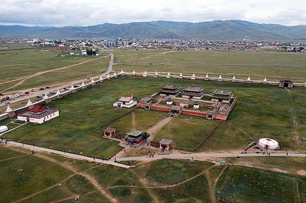 ▲드론으로 촬영한 에르덴조 사원과 카라코룸 시가지 모습. 에르덴조사원은 몽골 최초의 불교사원이다. ⓒ신익재