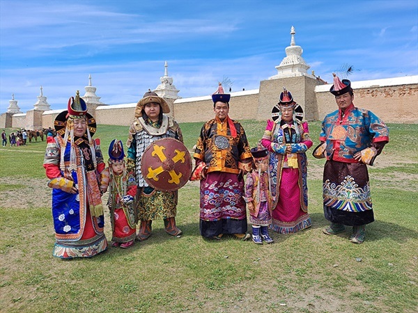 ▲에르덴조 사원에 관광온 몽골인들이 전통복장을 입고 사진을 촬영하고 있다. 몽골전통 복장은 신분과 다양한 출신뿐만 아니라 계절과 라이프 스타일을 나타내기도 한다.ⓒ오문수