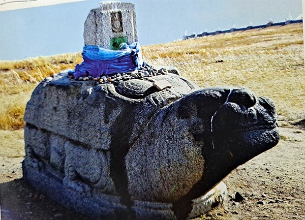 ▲에르덴조 사원 북서쪽 300m쯤에 있는 거북바위로 고대 카라코룸의 경계를 표사하며 시의 수호자 역할을 했다. 몽골에서 거북은 영원의 상징으로 여겨진다.ⓒ오문수