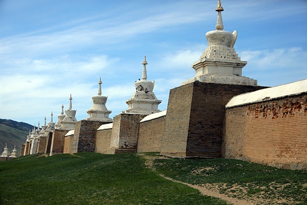 ▲ 에르덴조 사원의 담벼락 모습. 15m마다 일정한 간격을 두고 108개의 사리탑이 세워져 있다. ⓒ오문수