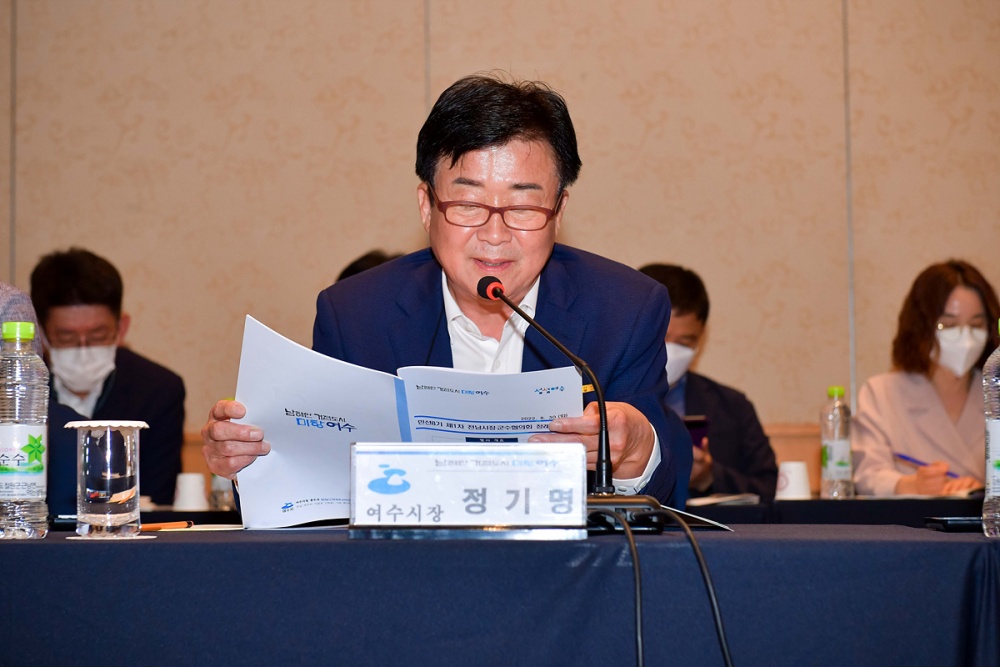 ▲ 업무 중인 정기명 여수시장이다. (자료사진)