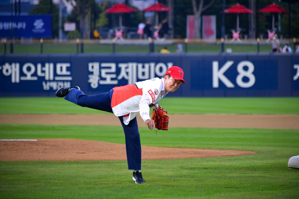 ▲ 정기명 여수시장이 프로야구 경기 시구자로 나섰다.