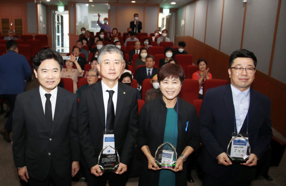 ▲ 미 캘리포니아주 5·18민주화운동 기념일 제정 준비위원회 나은숙 부대표 등과 김대중 교육감이 기념사진을 찍고 있다.