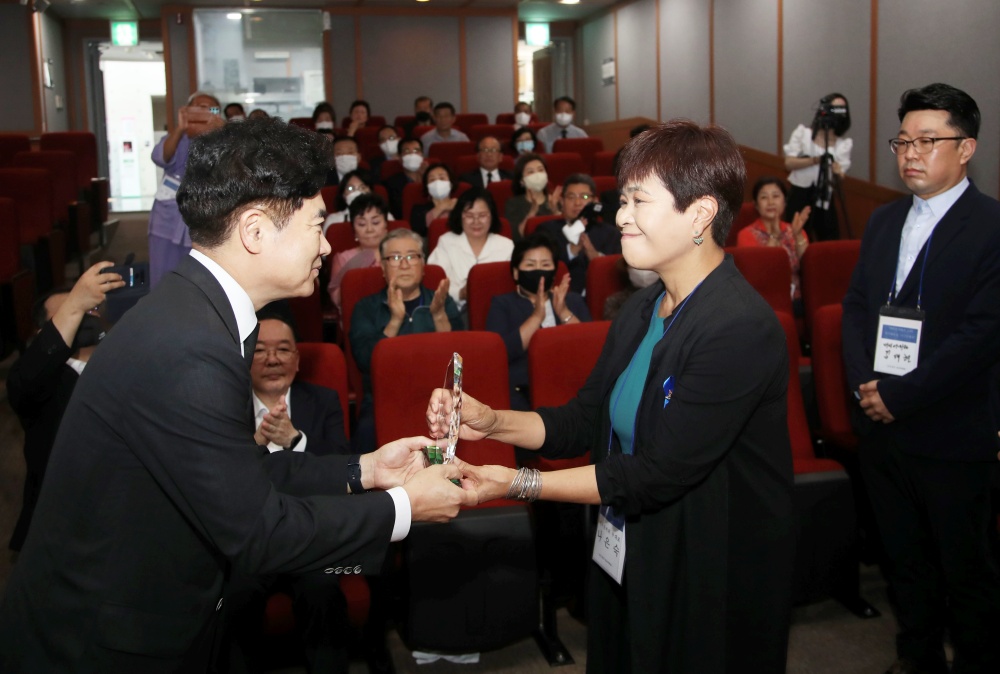 ▲ 공로패를 전달하는 모습