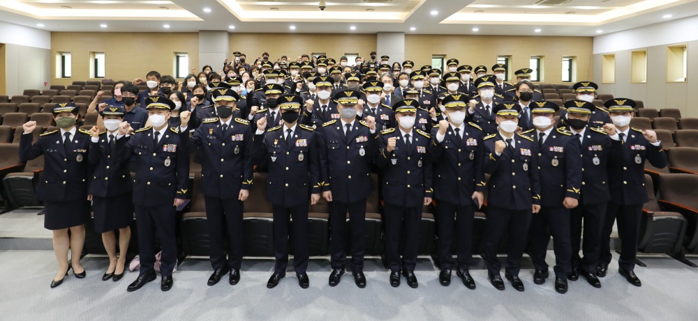 ▲ 해양경찰교육원 여인태 교육원장과 교직원이 기념사진을 찍고 있다.