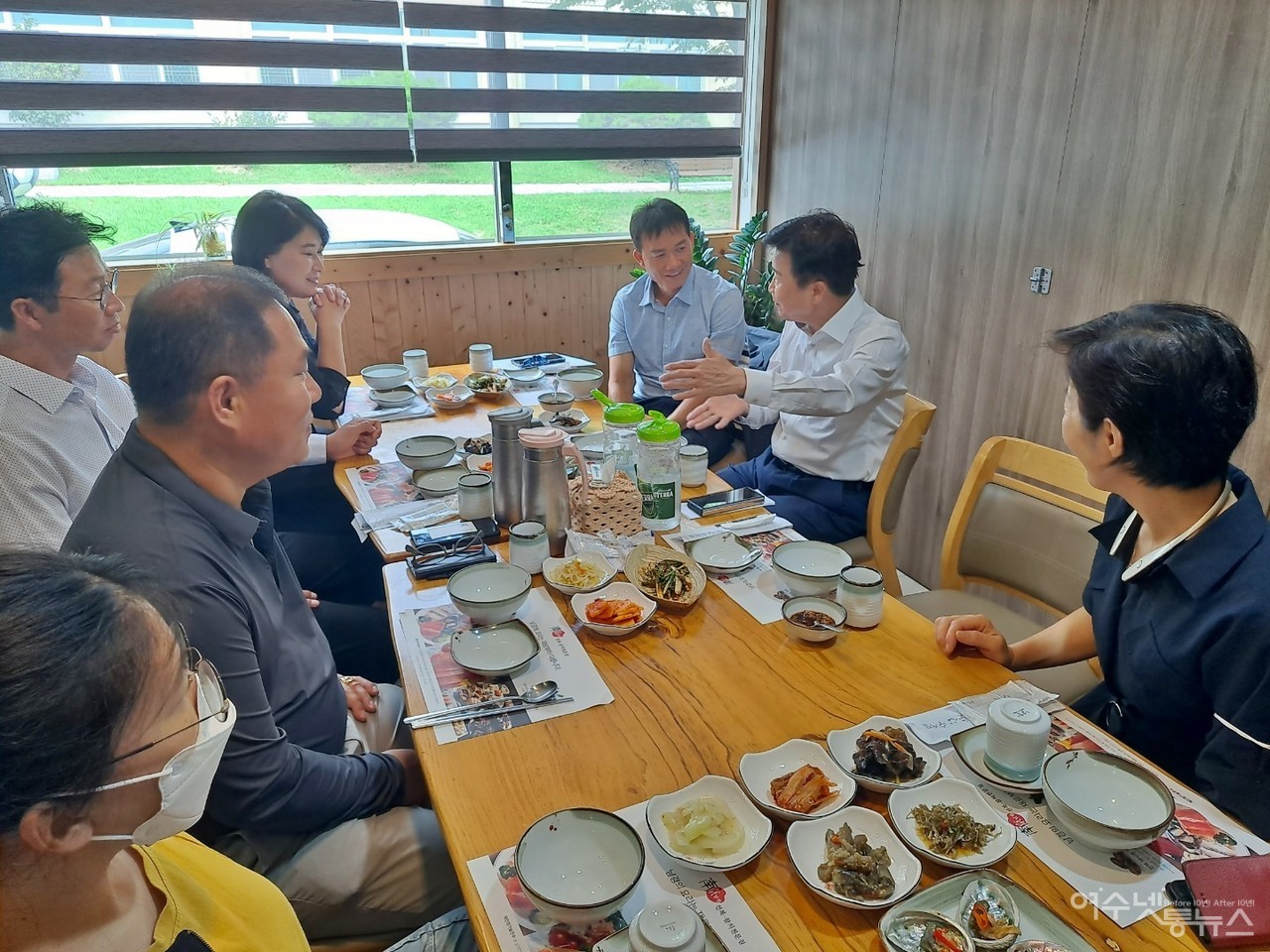 ▲ 정기명 여수시장과 '여수넷통뉴스'가 함께한 간담회에는 심명남 대표와 박정우, 이기재, 주미경, 최미영 이사, 전시은 기자가 함께 자리했다. ⓒ조찬현