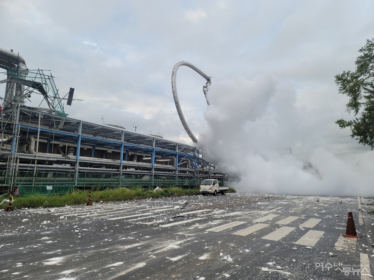 ▲ 여수산단내 데이원에너지에서 고압스팀라인이 파열되어 고압스팀이 분출되고 있다. ⓒ독자제공