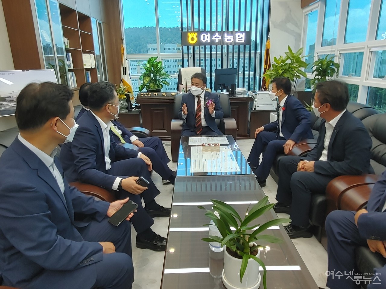 ▲ 여수농협 박헌영 조합장이 14일 준공식에 참석한 외빈들에게 3년간 여수농협 준공 과정을 설명하고 있다 ⓒ심명남