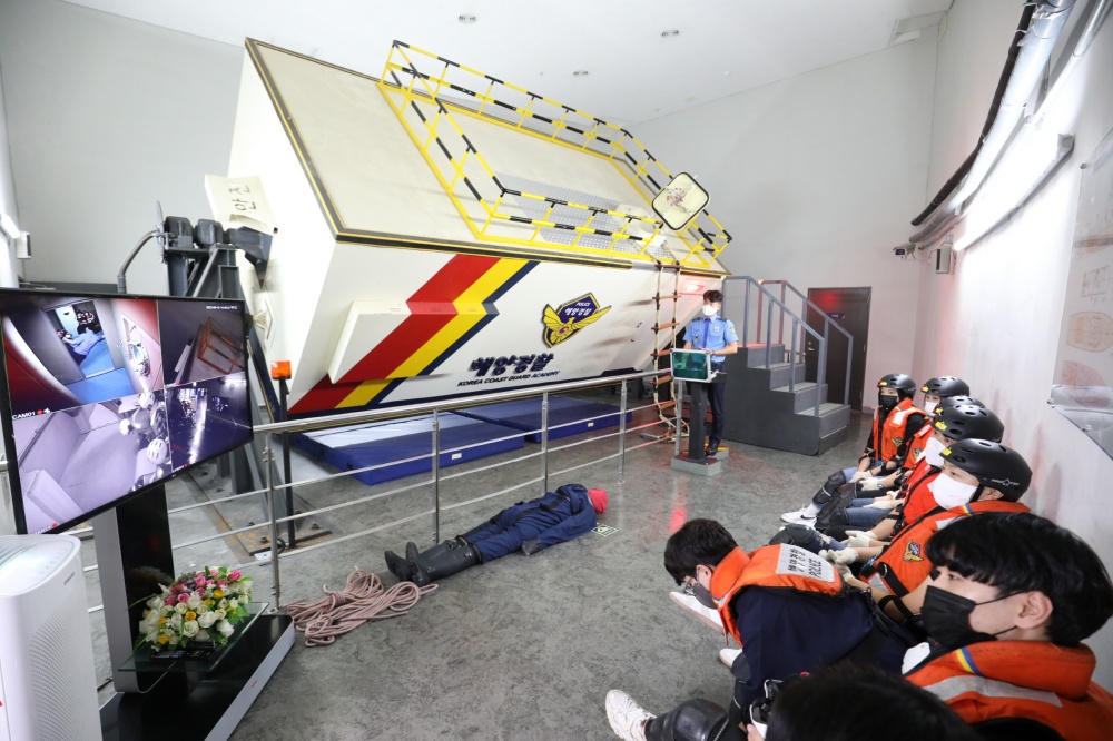 ▲ 침몰선박 탈출 훈련