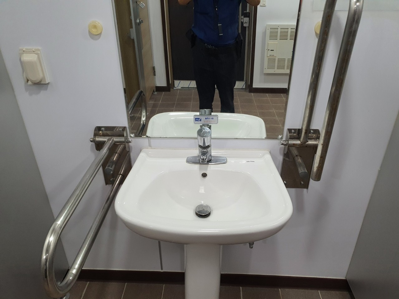 ▲ 신북항 화장실이 8일밤 재개장하며 깨끗한 모습을 되찾았다