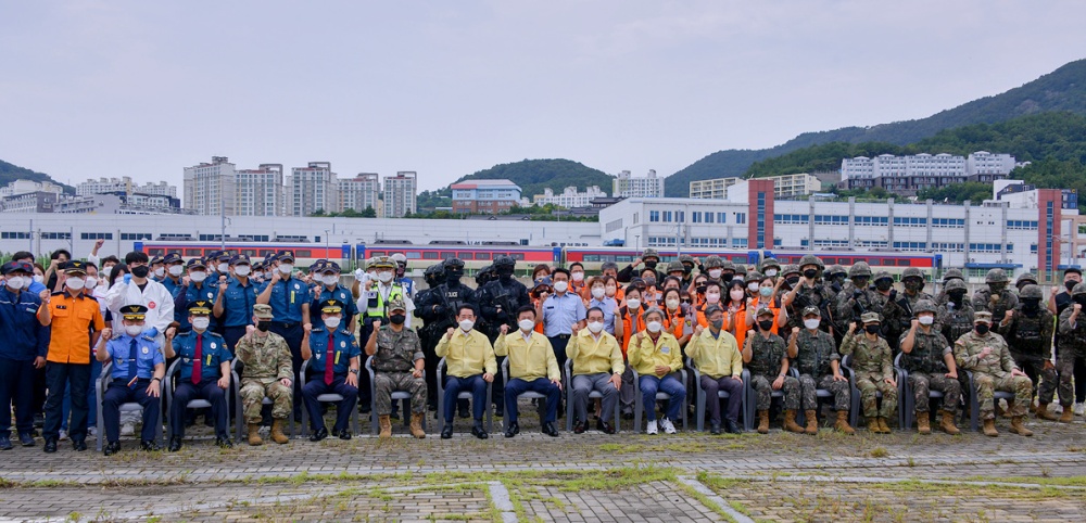 ▲ 여수세계박람회장과 인근 해상에서 열린 2022년 을지연습 참여자 단체사진