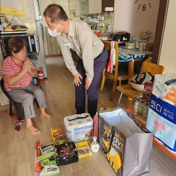 ▲'더(THE)나눔' 가족에게 안부를 확인하는 여천NCC(주) 최호원 과장 ⓒ 조상아