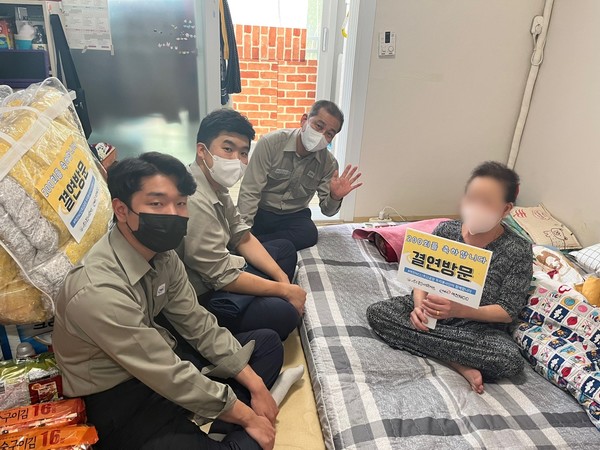 ▲결연 가족에 안부를 확인하는 봉사자들 ⓒ조상아