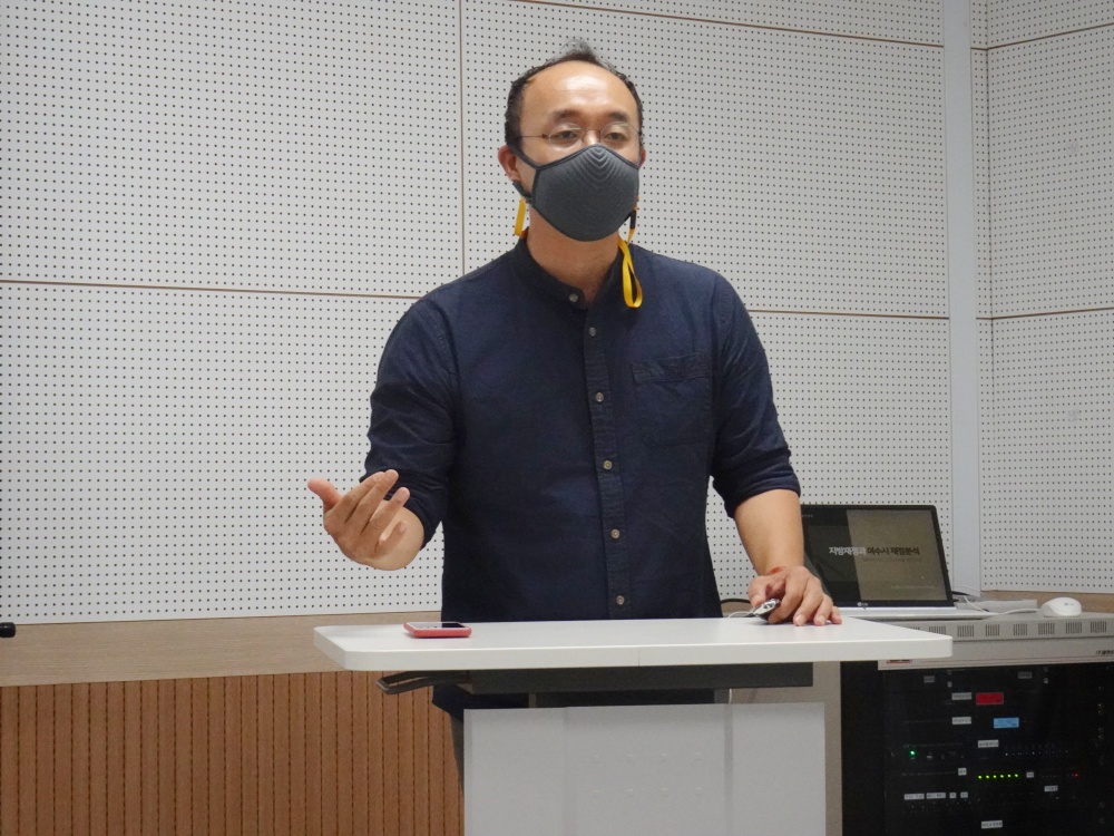 ▲ 여수시민학교 ‘여수살림 들여다보기’ 두 번째 강의에서 김상철 공공교통네트워크 수석연구위원이 여수시 예산 쓰임을 살폈다.