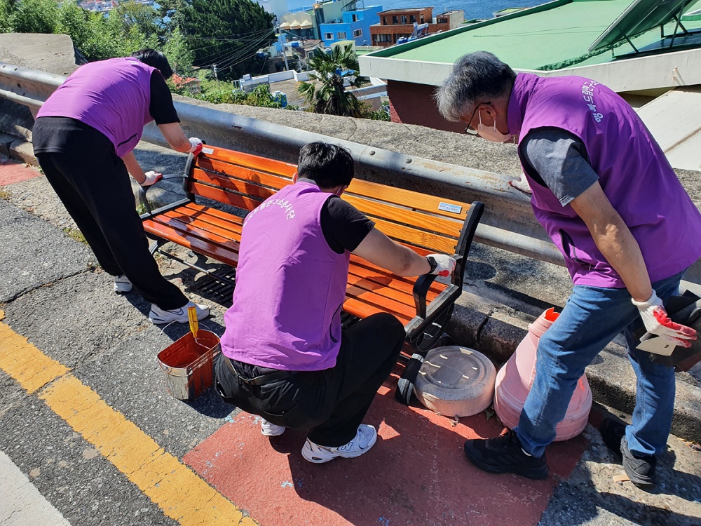 ▲ 고소동 천사벽화골목 일원에서 ‘낭만 벤치’ 도색 봉사