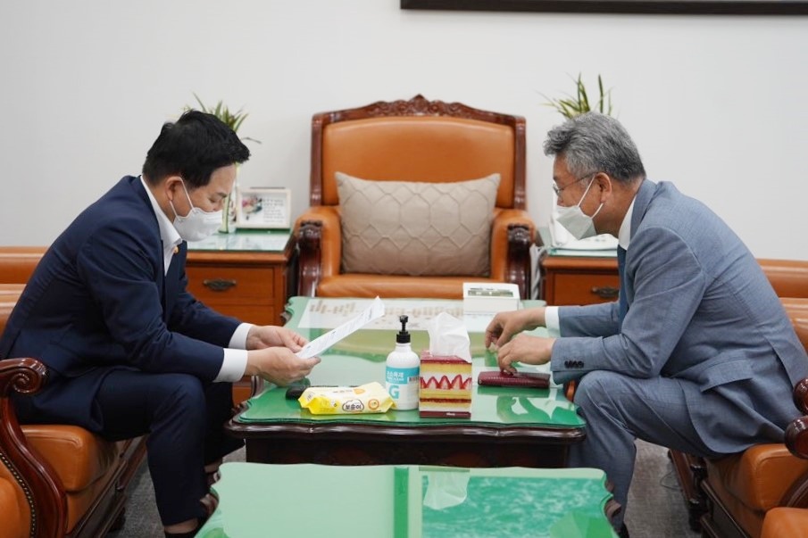 ▲ 김회재 국회의원이 원희룡 국토부차관을 만나 지역 현안을 건의했다.