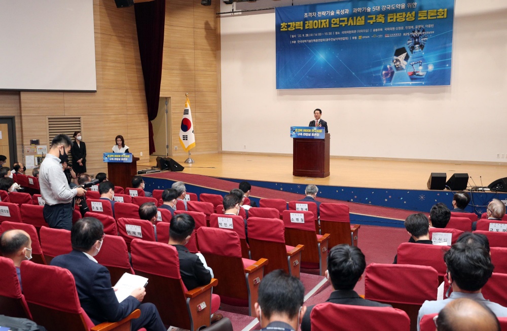 ▲ 초강력 레이저 연구시설 구축 타당성 토론회에서 김영록 도지사가 발언하고 있다.