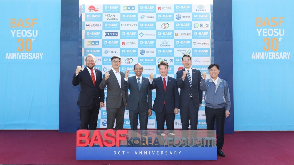 ▲한국바스프 여수공장 준공 30주년 기념식 참석자. 왼쪽부터 바스프 그룹 전자재료 반도체 사업부 옌스 리베르만 사장, 한국바스프㈜ 임윤순 대표이사, 바스프 그룹 모노머 사업부문 글로벌 총괄 람쿠마 드루바 사장,바스프 그룹 아태지역 모노머 기술 및 오퍼레이션 부문 김병연 사장, 한국바스프㈜ 스페셜티 사업부문 송준 사장, 한국바스프㈜ 이운신 여수공장장