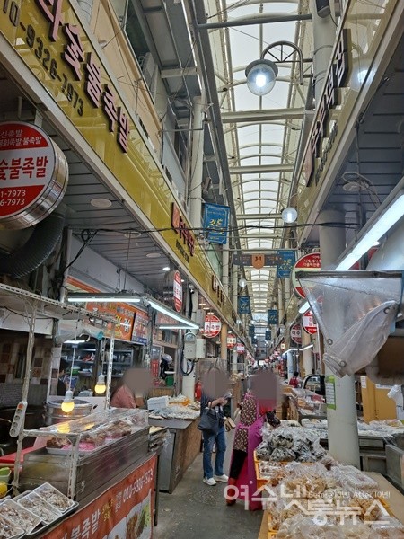 ▲ 떡집 주인장이 “여수의 명동거리라 서시장에서는 가장 번화가예요”라고 말한 떡집 골목 풍경이다.ⓒ조찬현